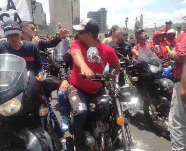 La tradicional marcha del día del trabajador que se celebra con normalidad en muchos países, se vio empañada en Caracas por la violencia de grupos afectos al gobierno bajo la mirada complaciente de las autoridades policiales.