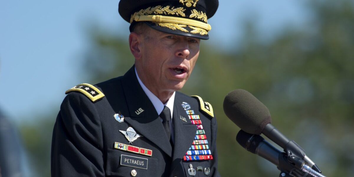 Exdirector de la CIA