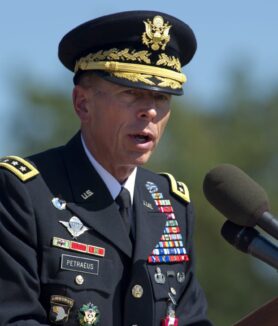 Exdirector de la CIA