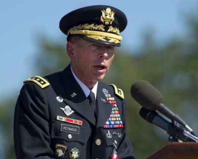 Exdirector de la CIA