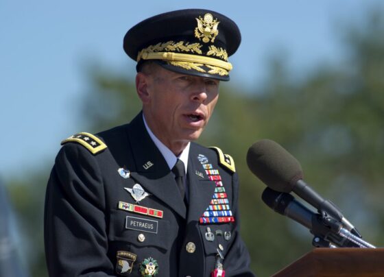 Exdirector de la CIA