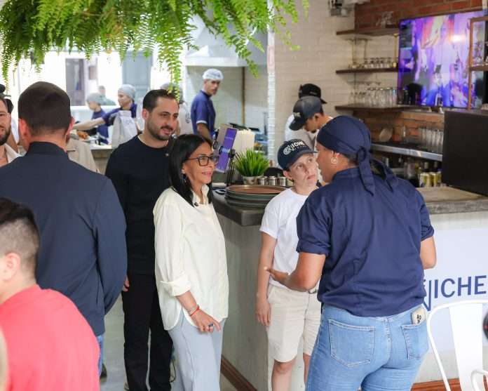 Delcy Rodríguez promueve retorno de migrantes regados por el mundo para emprender en el país