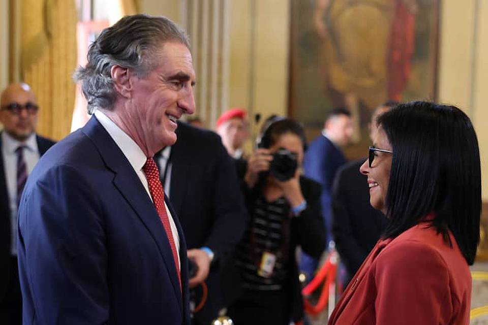 Visita de Burgum a Caracas dejó contrato millonario para venta de oro venezolano a EEUU