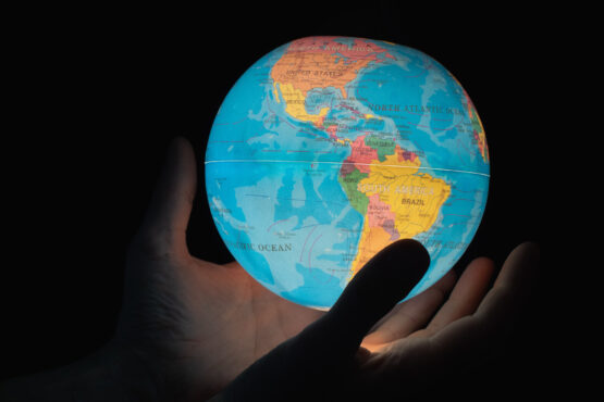 Manos-sostienen-un-mapa-mundi-con-luz-interior