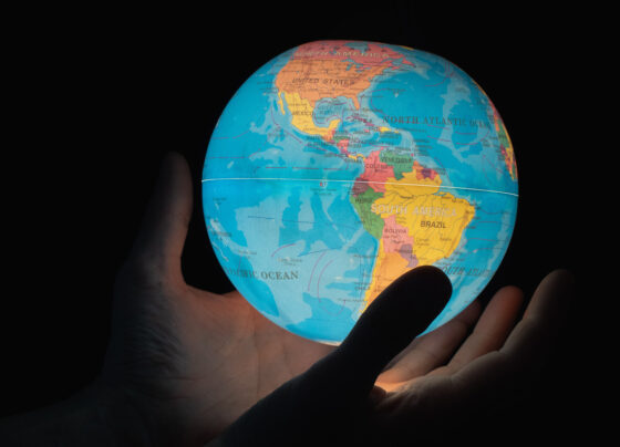 Manos-sostienen-un-mapa-mundi-con-luz-interior