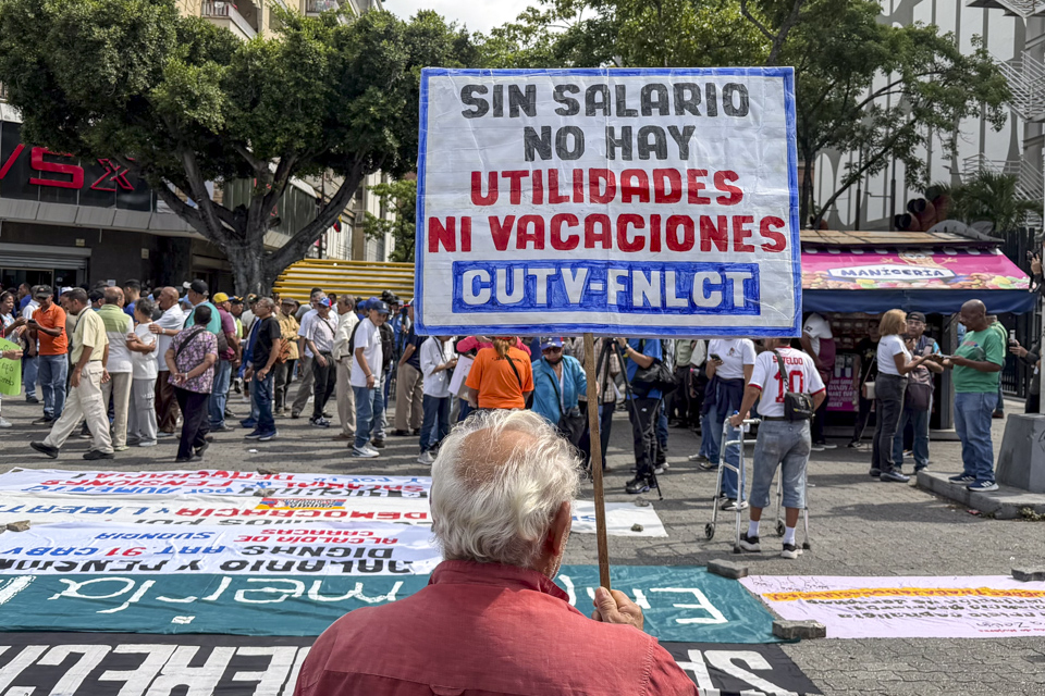 Delcy se burla del pueblo: Sin aumento salarial, trabajadores siguen protestando y califican bonos como «una burla»