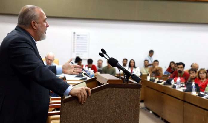 Cuba defiende transformaciones económicas ante crisis mundial